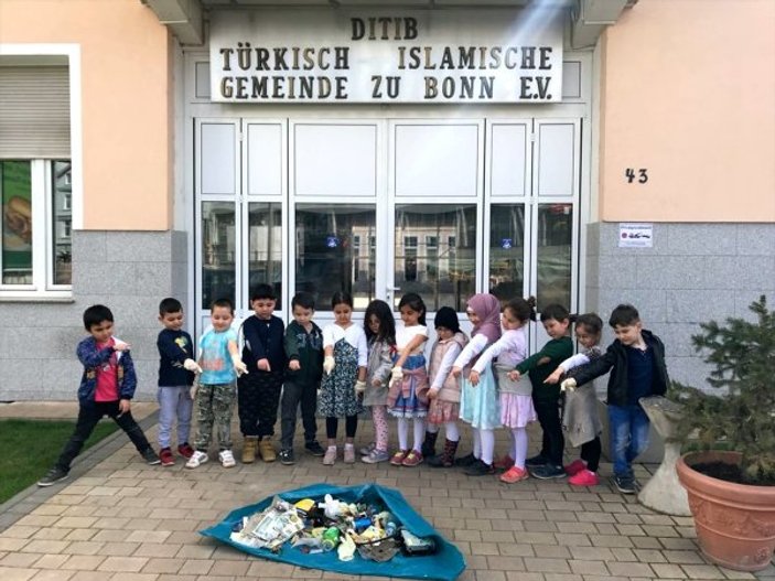 Türk çocuklar Almanya'da temizliğin önemine vurgu yaptı