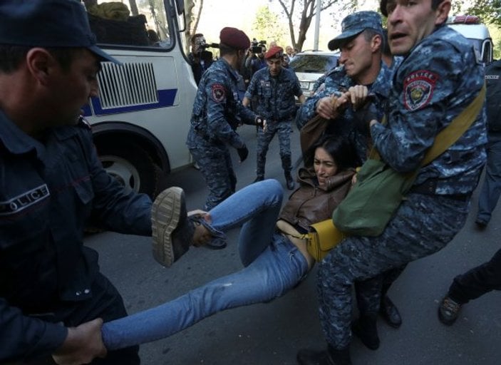 Ermenistan polisi göstericilere saldırdı