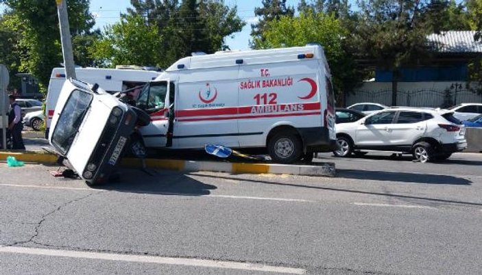 Ambulansın da karıştığı kazada 5 kişi yaralandı