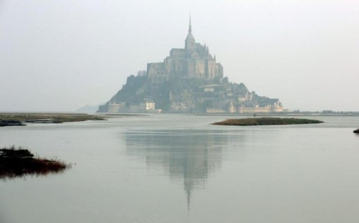 Fransa'daki tarihi ada terör şüphesiyle boşaltıldı