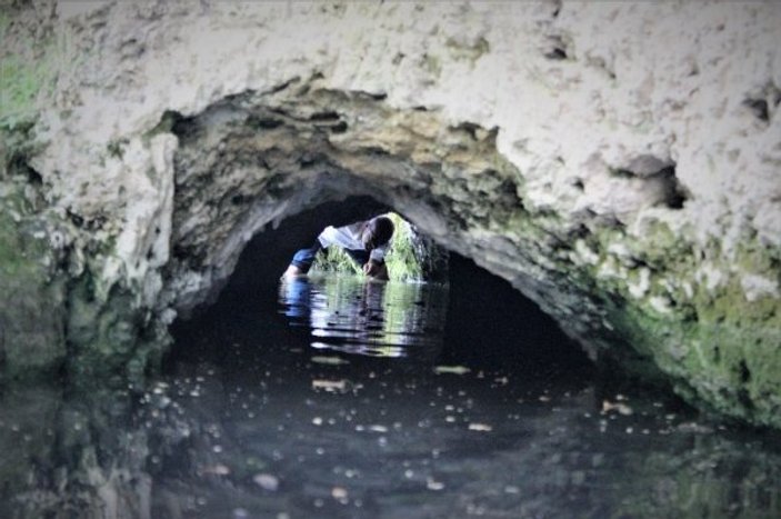 Su dolu tünelden geçip dertlerinden kurtulmak istiyorlar