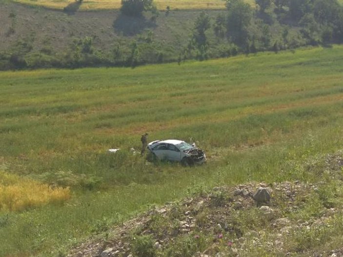 Otomobil buğday tarlasına yuvarlandı: 1 ölü