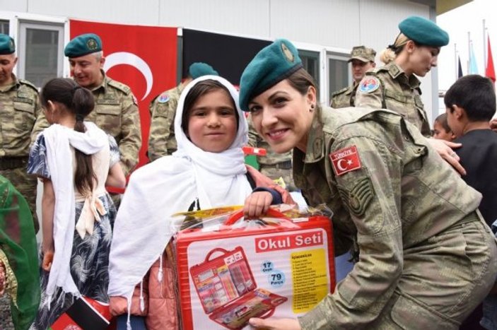 Afganistan'da Türk askerine sevgi seli