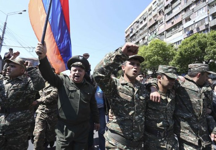 Darbe yanlısı Ermeniler asker kıyafetiyle sokaklarda