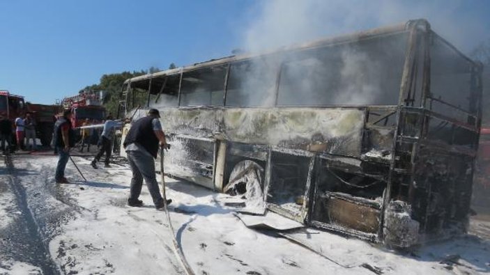 Anzak torunlarını taşıyan otobüs yandı