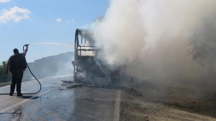 Anzak torunlarını taşıyan otobüs yandı