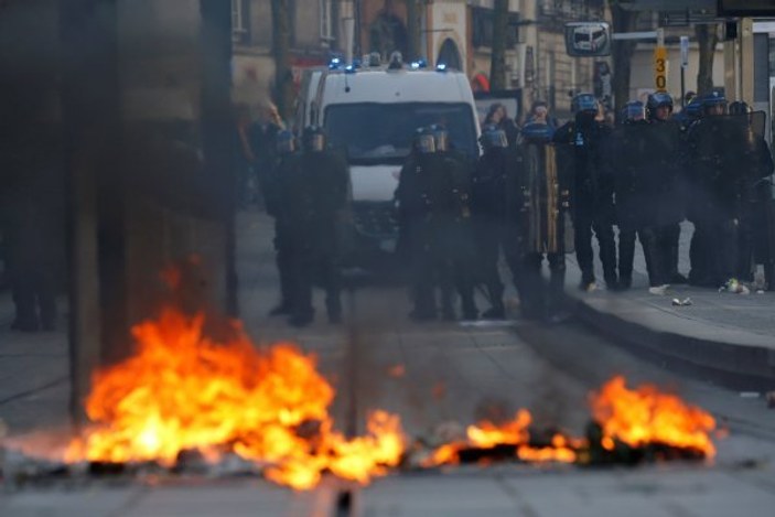 Fransa'da grev ülke ekonomisini sarstı