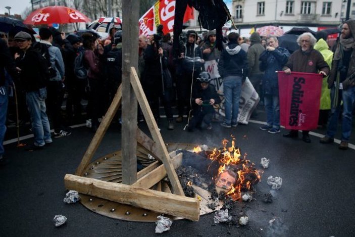 Fransa'da grev ülke ekonomisini sarstı
