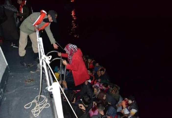 Denizde sürüklenen kaçaklar boğulmaktan kurtarıldı