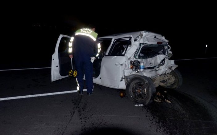 Kars'ta otomobil ve ambulans çarpıştı; bir öğretmen öldü