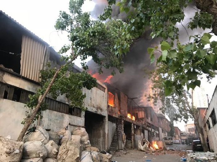 Kartal'da akaryakıt istasyonu yakınında yangın