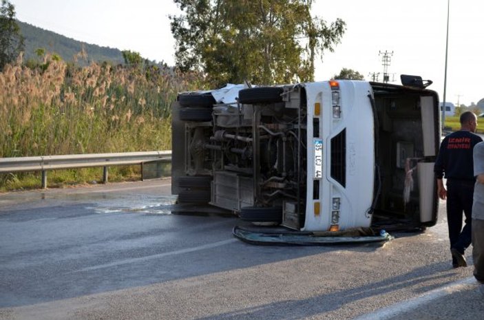 İzmir'de minibüs ile otomobil çarpıştı 25 yaralı