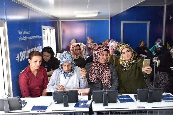 Türk Telekom Türkiye'ye teknolojiyi öğretiyor