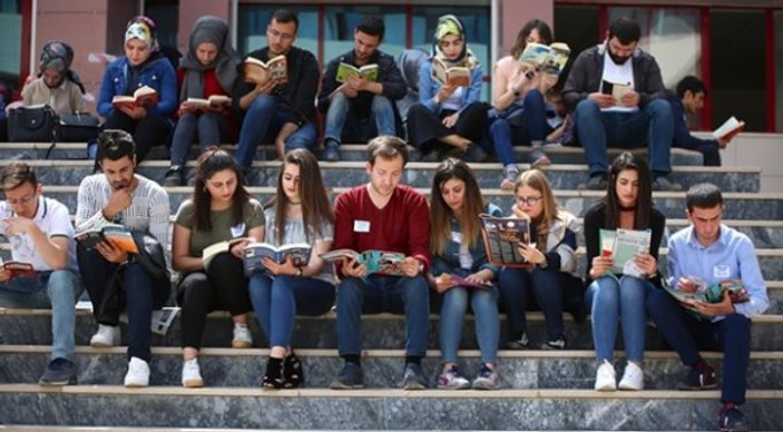 Üniversite öğrencileri hep birlikte kitap okudular