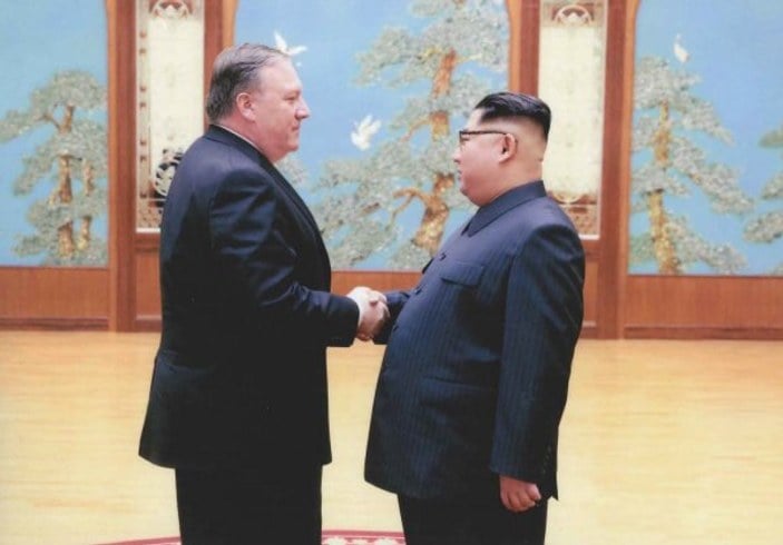ABD Dışişleri Bakanı Pompeo, Kim ile tokalaştı