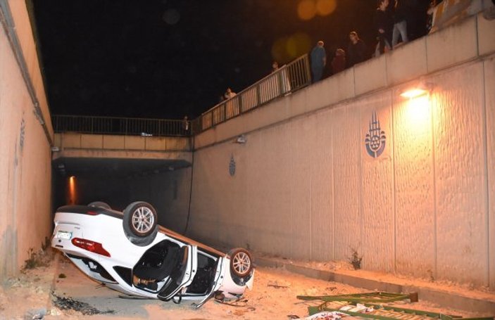 Üsküdar'da çukura düşen araçtaki 3 kişi yaralandı