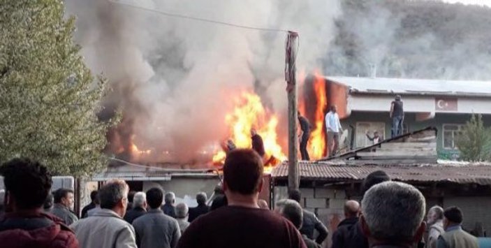 Gümüşhane'de yangın: 8 kişi dumandan etkilendi
