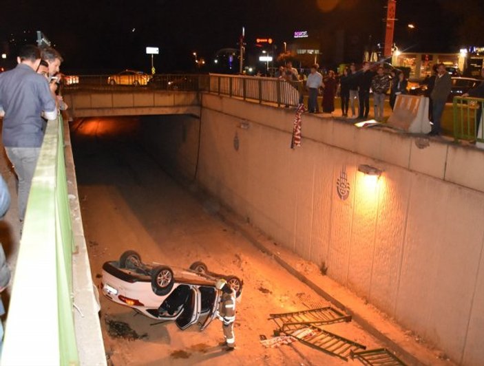 Üsküdar'da çukura düşen araçtaki 3 kişi yaralandı