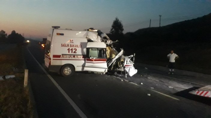 İzmir'de bir ambulans tıra çarptı: 1 ölü