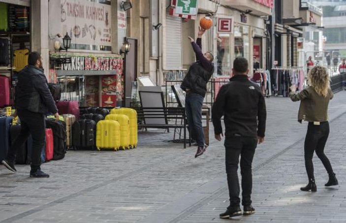 Taksim'de sokaklar boş kalınca esnaf voleybol oynadı