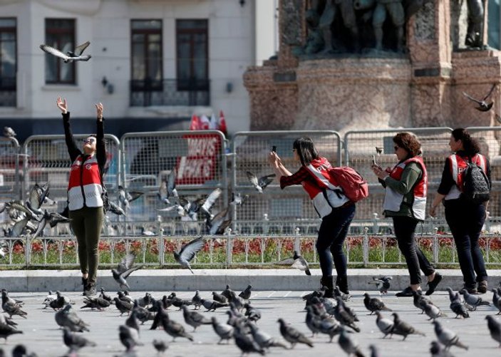 Polisler Taksim Meydanı'nda güvercinlerle vakit geçirdi