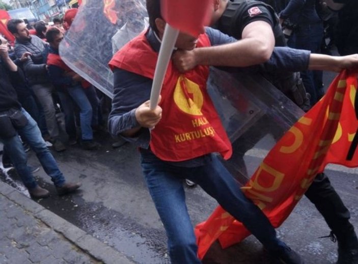 Taksim'e yürümek isteyen grubu polis durdurdu