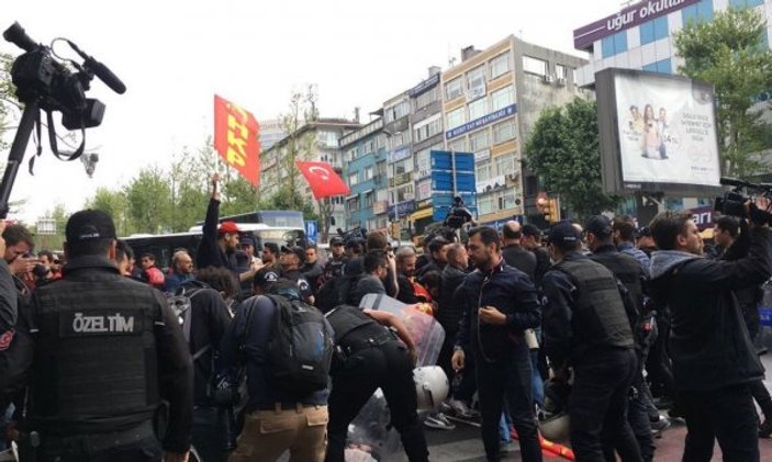 Taksim'e yürümek isteyen grubu polis durdurdu