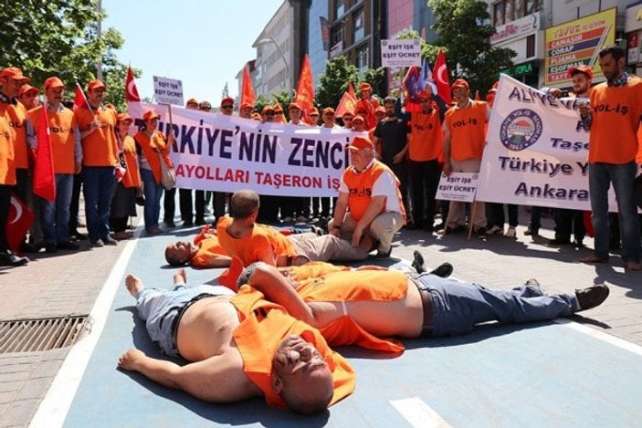 Bolu'da protesto için soyunup yere yatan işçiler