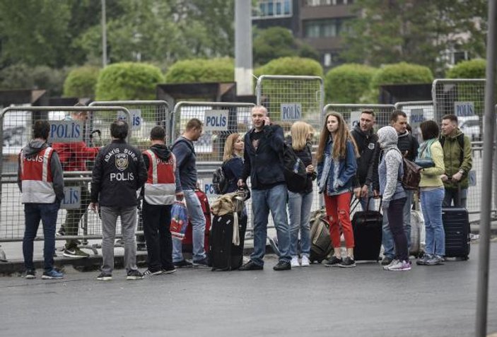 Turistler 1 Mayıs'ta Taksim'de valizleriyle kaldı