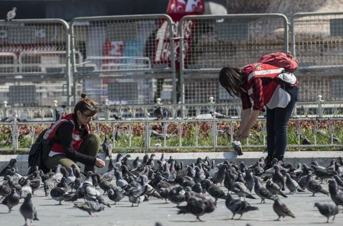 Polisler Taksim Meydanı'nda güvercinlerle vakit geçirdi