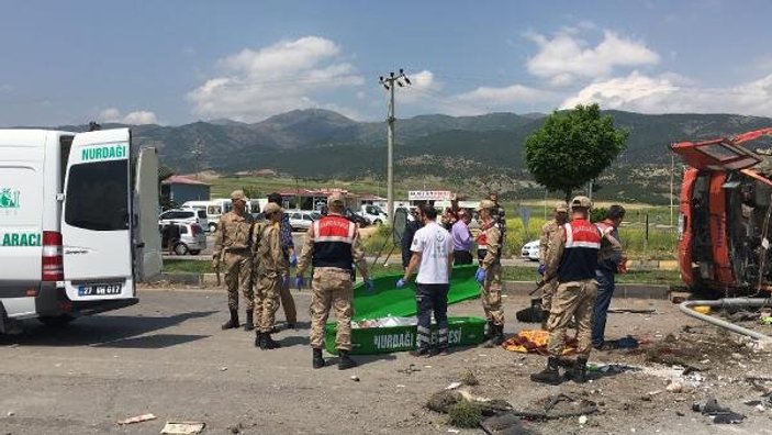Gaziantep'te çimento yüklü kamyon devrildi sürücü öldü