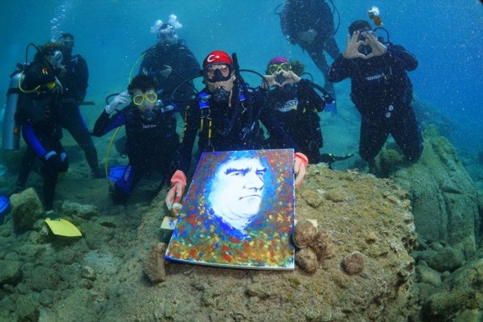 Su altında Atatürk'ün resmini yaptılar
