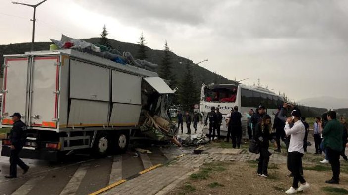 Isparta'da kamyonla yolcu otobüsü çarpıştı: 7 yaralı