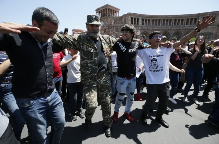 Ermenistan'da Başbakan seçilemeyen Paşinyan ayaklandı