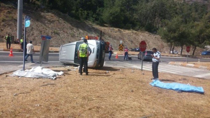 Turist minibüsü otomobille çarpıştı: 4 ölü 4 yaralı