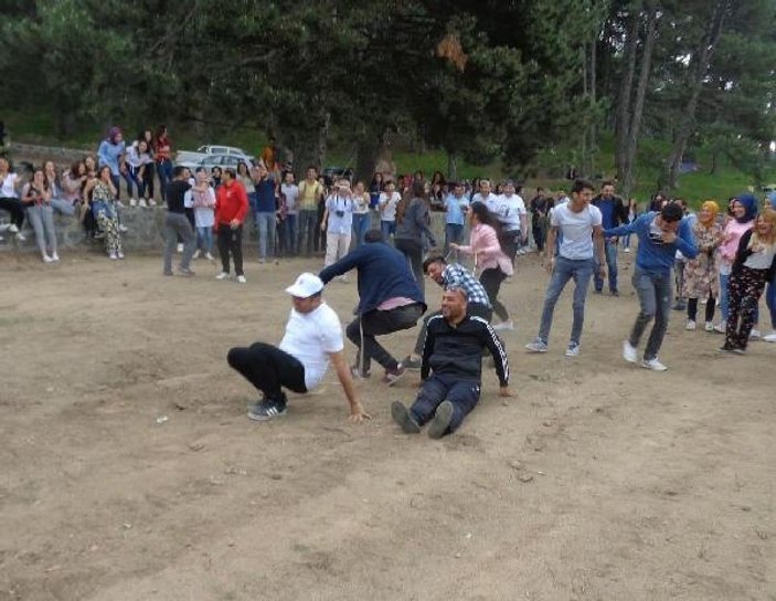 Halat çekme yarışında ip koptu, öğrenciler yere düştü