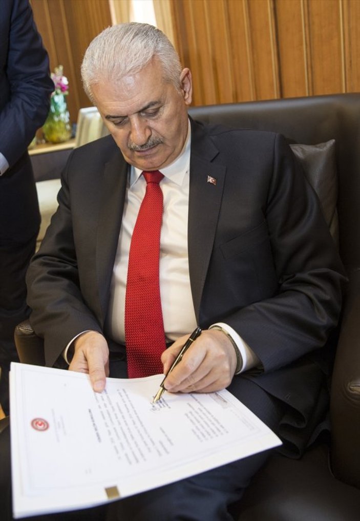 Başbakan, Erdoğan'ı aday gösterdikleri dilekçeyi imzaladı