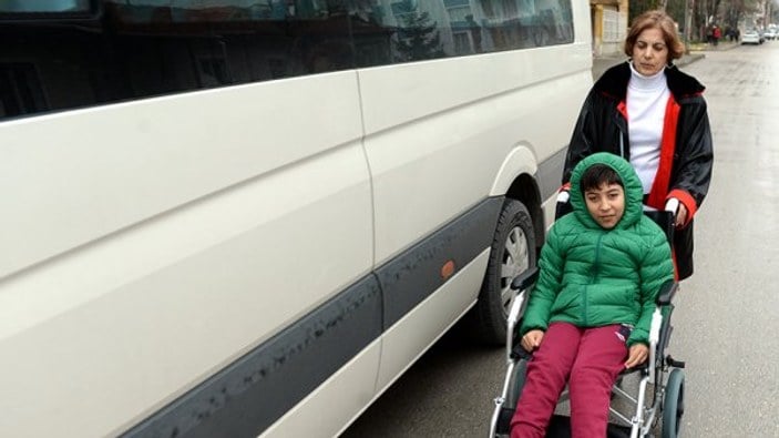Oğlunu tekerlekli sandalyeyle her gün okula götürüyor