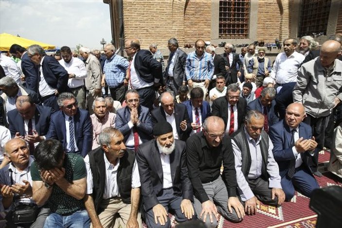 CHP'liler Muharrem İnce'nin camiden çıkmasını bekledi