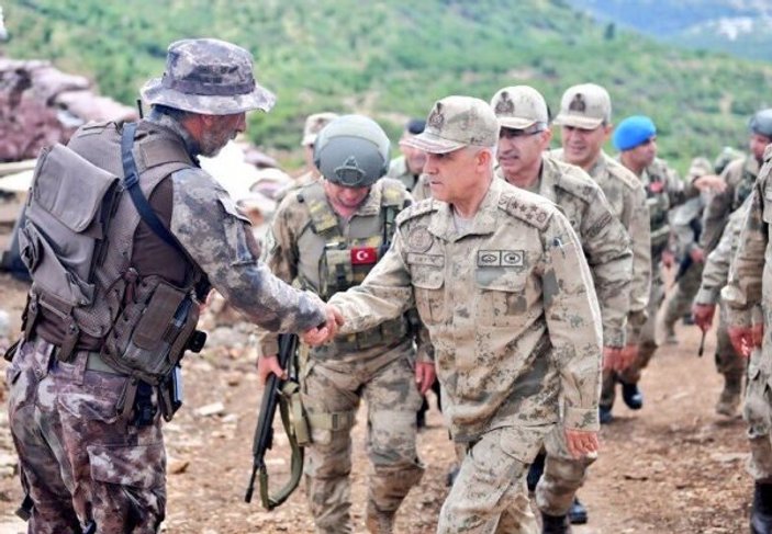 Korgeneral Temel Afrin'de Şehitler Tepesi'ni inceledi