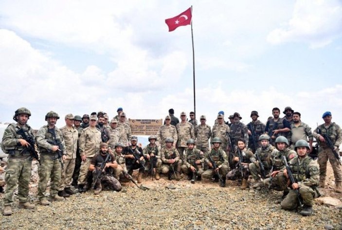 Korgeneral Temel Afrin'de Şehitler Tepesi'ni inceledi