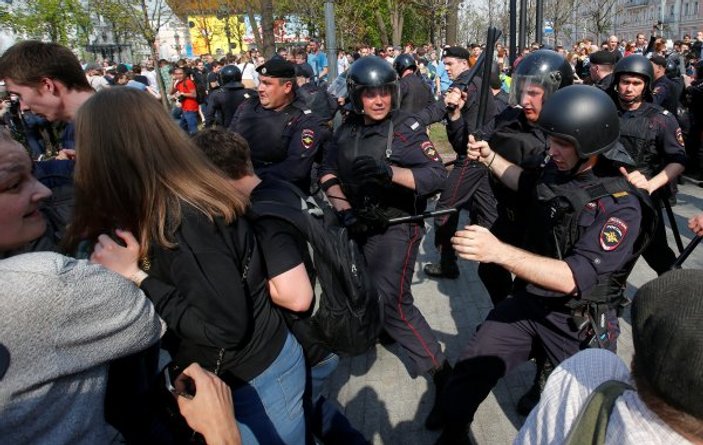 Rusya'da Putin karşıtı gösterilerde polis dayağı