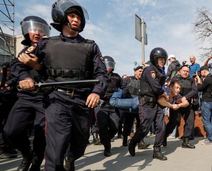 Rusya'da Putin karşıtı gösterilerde polis dayağı