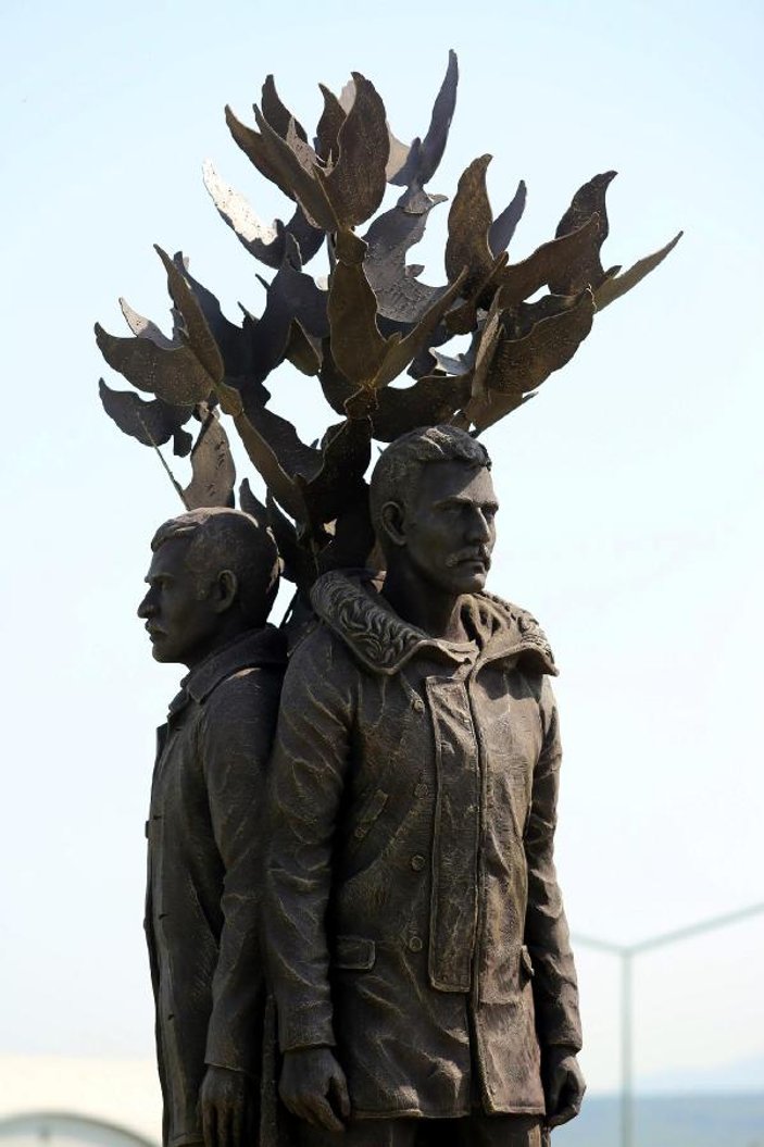 İzmir'de Üç Fidan Anıtı açıldı