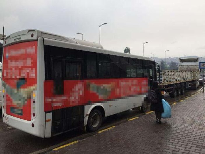 Tıra çarpan halk otobüsünün şoförü alkollü çıktı