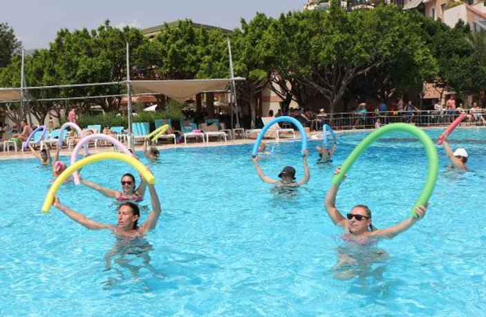 Antalya'da turistler, su cimnastiğiyle form tutuyor