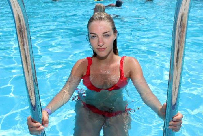 Antalya'da turistler, su cimnastiğiyle form tutuyor