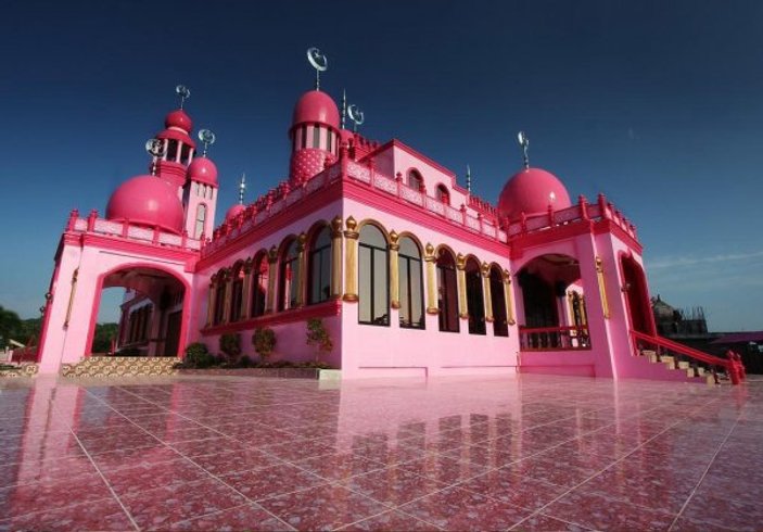 Filipinler'de sıra dışı bir cami: Pembe Cami