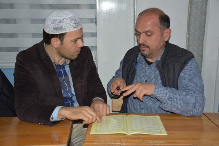 İşitme engelliler işaret diliyle Kur'an-ı Kerim öğreniyor