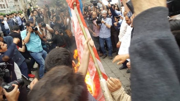 İranlı öğrenciler, Trump'ın kararını protesto etti